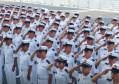 海南舰官兵国庆在甲板整齐列队向国旗敬礼 雄壮歌声响彻海空